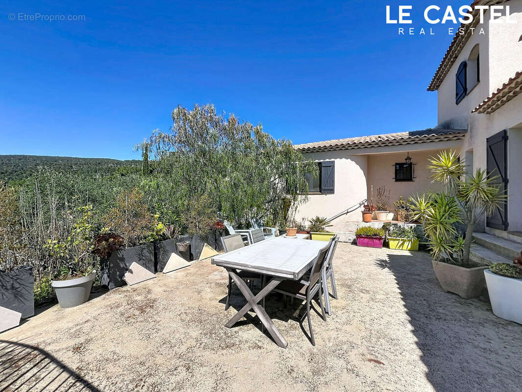 Maison à CEYRESTE