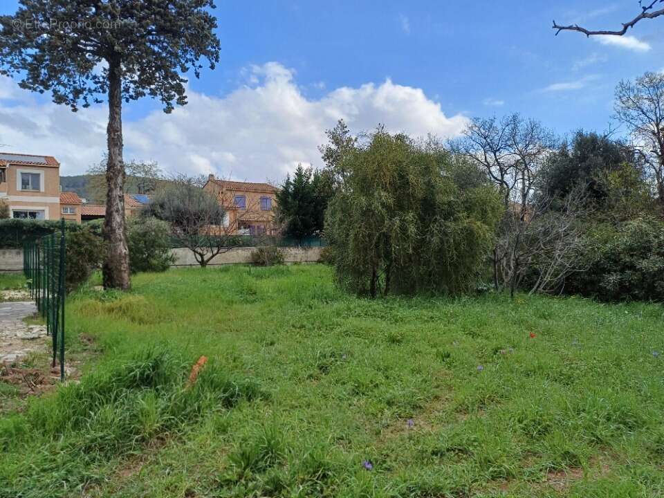 Terrain à LA CRAU