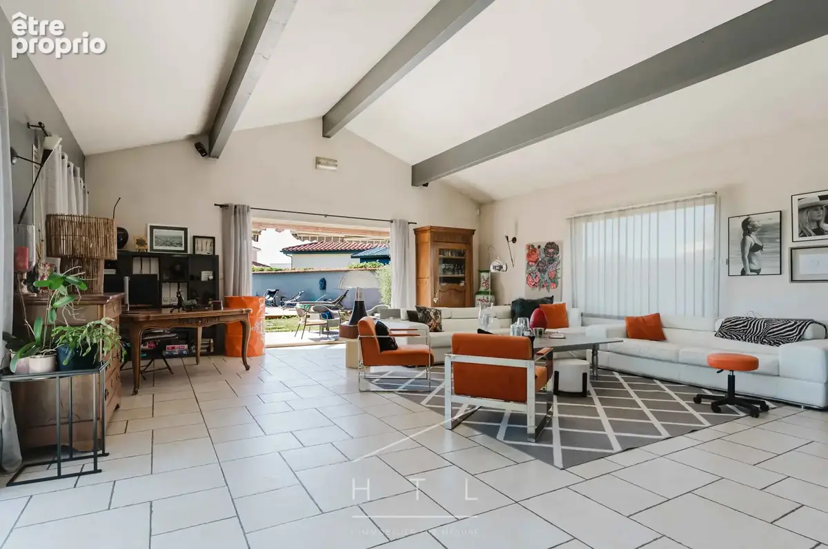 Maison familiale de 179 m2 avec piscine, jardin et double garage à Quincieux - photo 8