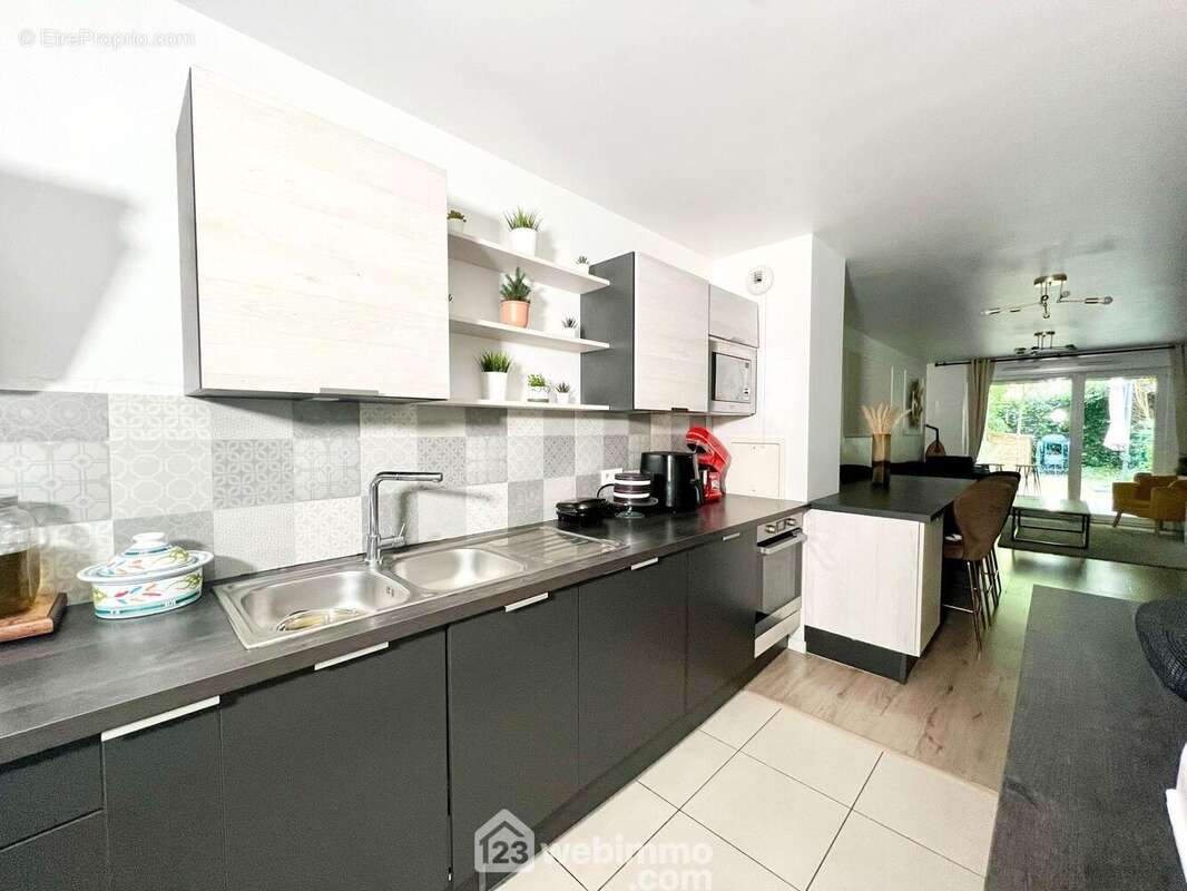 Cuisine ouverte de qualité entièrement équipée donnant sur la deuxième terrasse - Appartement à MALAKOFF