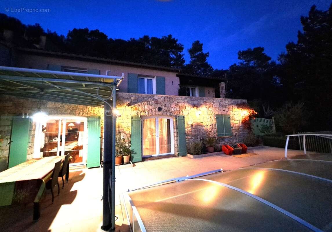 VAR (83) VINS SUR CARAMY, Magnifique Villa de charme de 163m² + studio 20m²et dépendances/1939m²avec piscine - photo 3