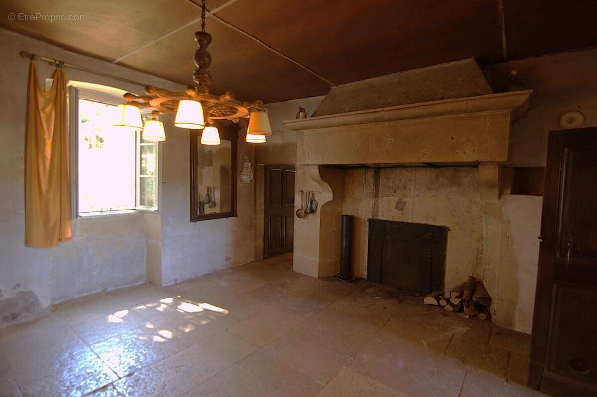 Maison en pierre à rénover,  dépendance, cave voûtée - photo 6