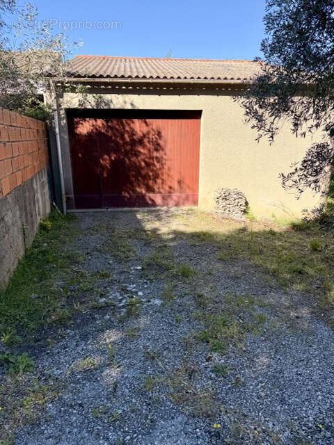 Parking à VILLENEUVE-LES-CORBIERES