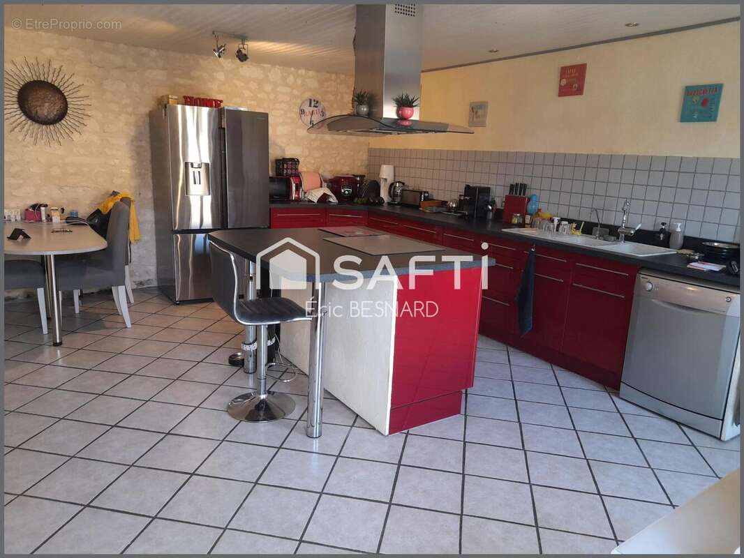 Maison 180 m² à La Roche-Rigault  - photo 4