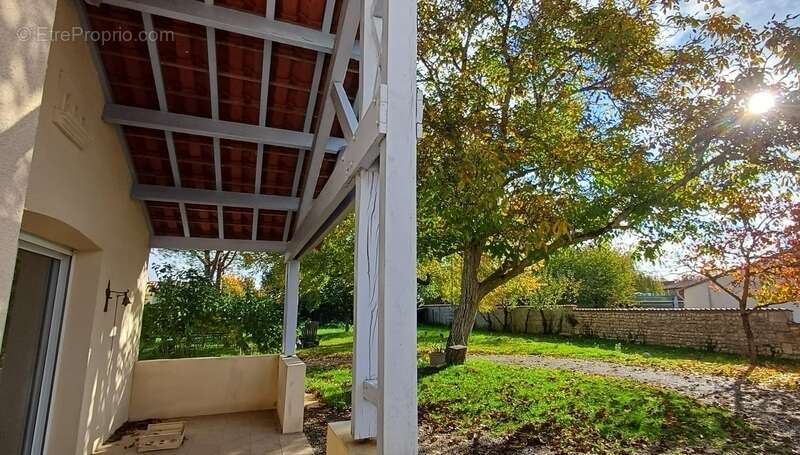 Maison à ROULLET-SAINT-ESTEPHE