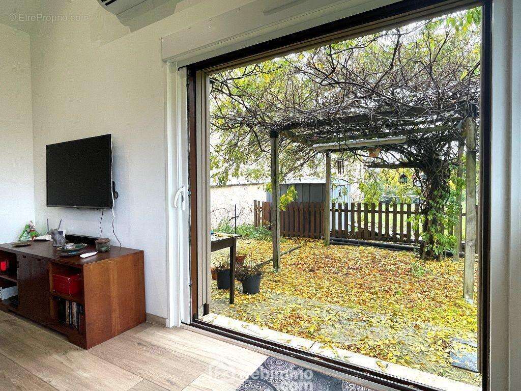 Baie vitrée avec 2 portes à galandage. - Maison à NAINTRE