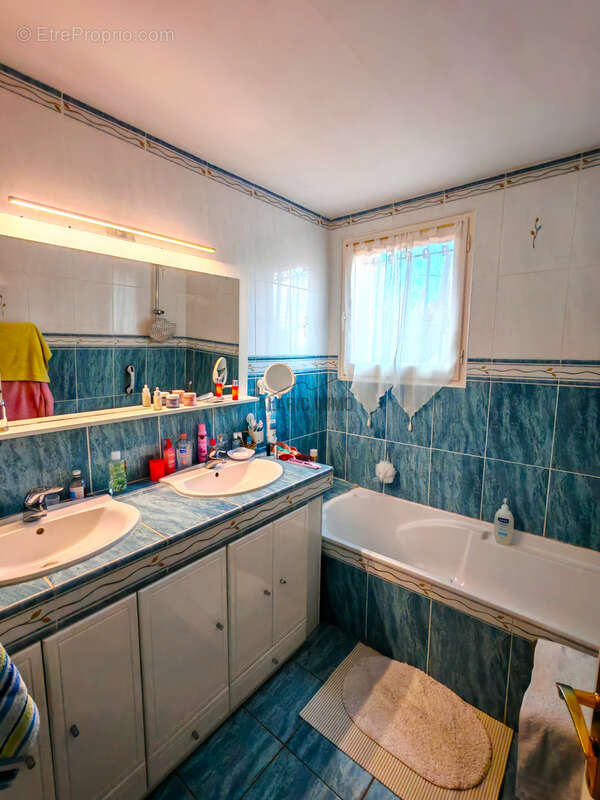 Villa 205 m2 habitables   espace principal + dépendances, aperçu mer/étang - photo 5