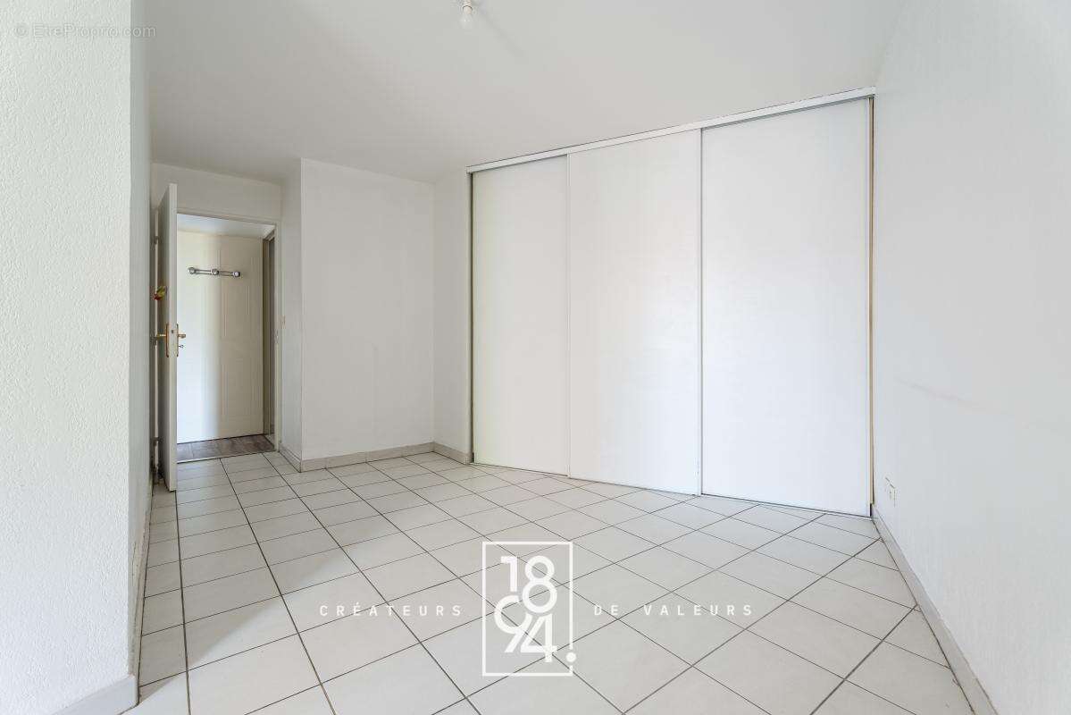 Appartement  type 3  61 m2  Garage  Ascenceur  terrasse 7m2 - photo 6