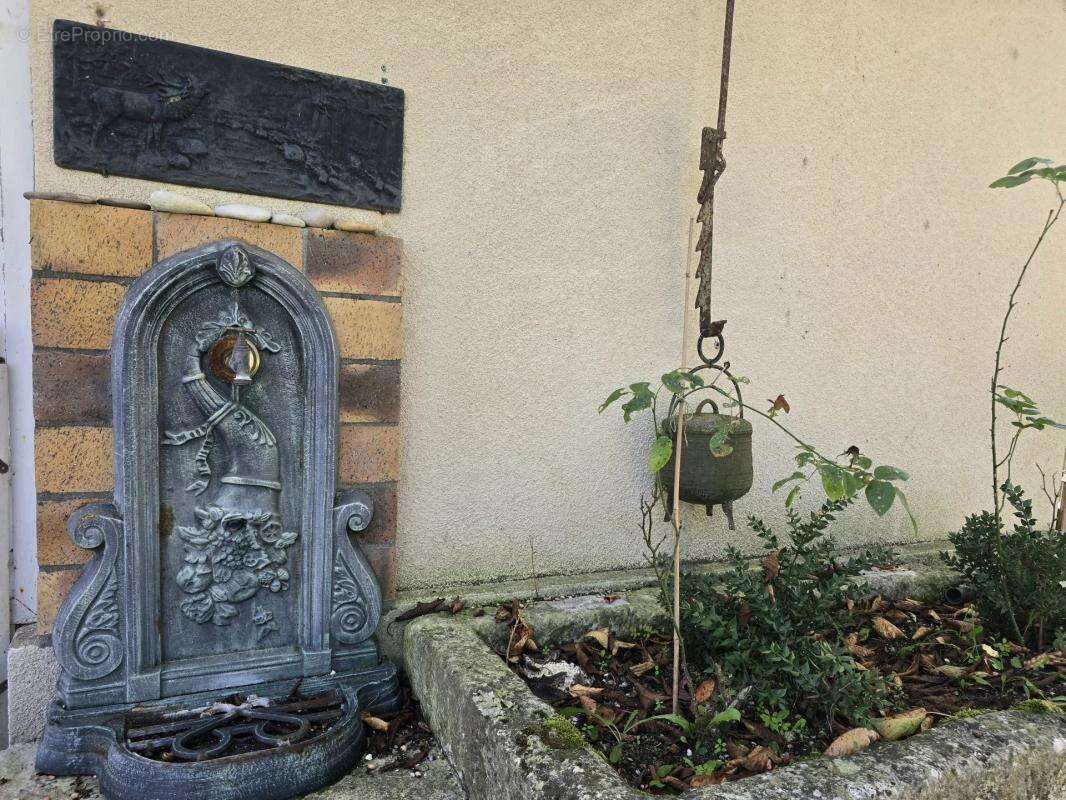 Maison à MONTMOREAU-SAINT-CYBARD