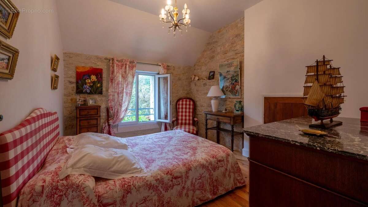 Secteur CARLUX, sur les hauteurs, Longère composée d'une maison, - photo 14