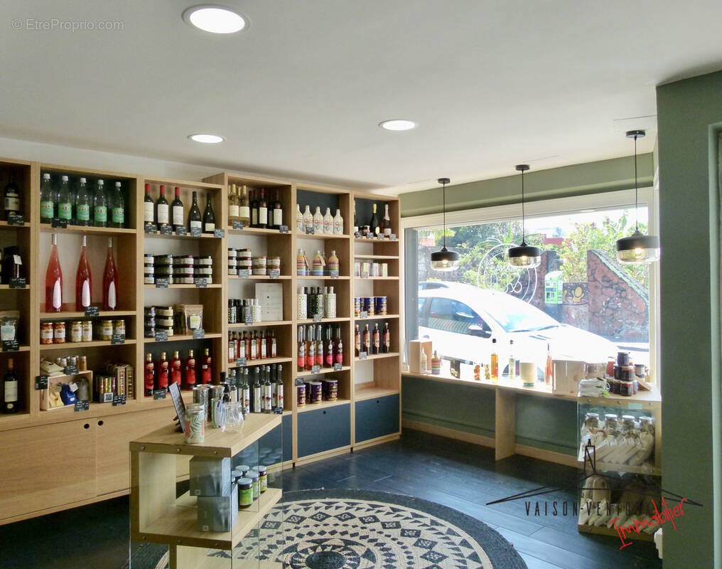 Commerce à VAISON-LA-ROMAINE