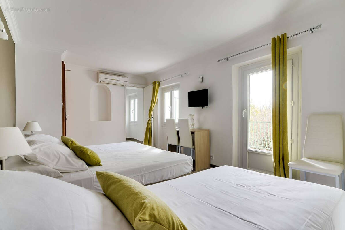 Commerce à SAINT-VALLIER-DE-THIEY