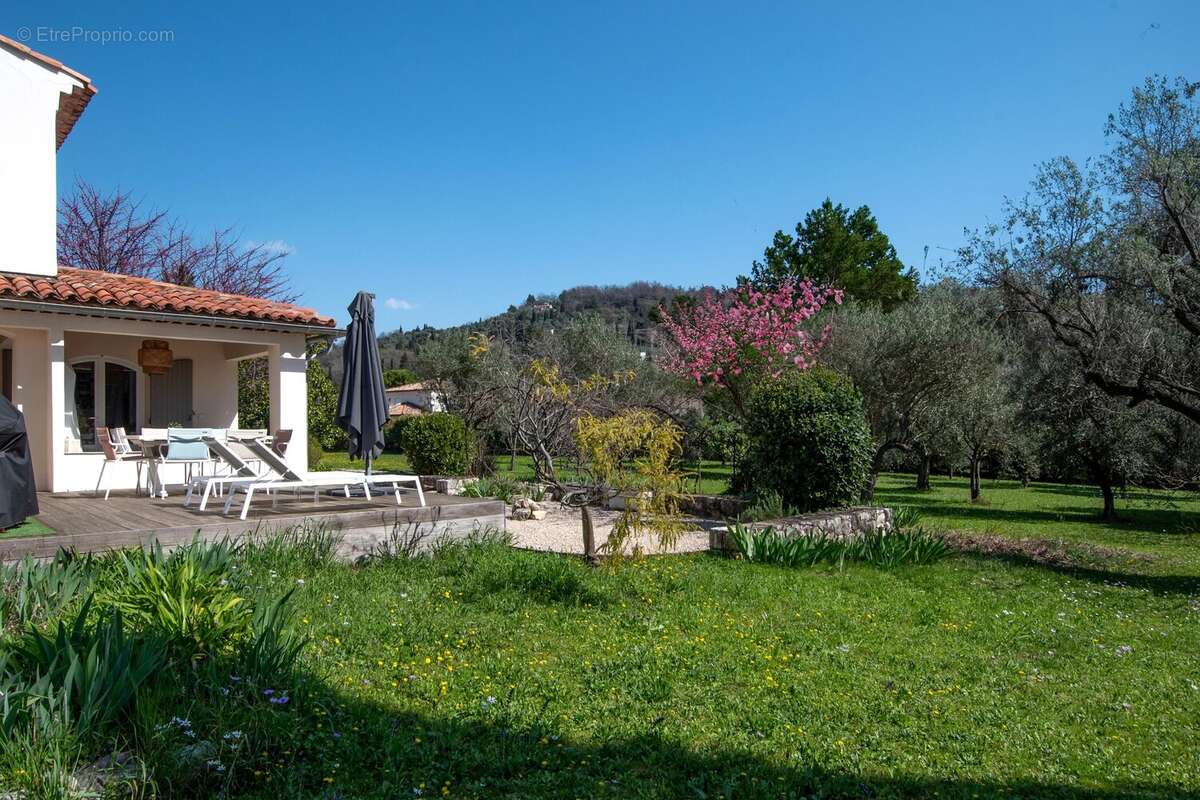 Maison à CHATEAUNEUF-GRASSE