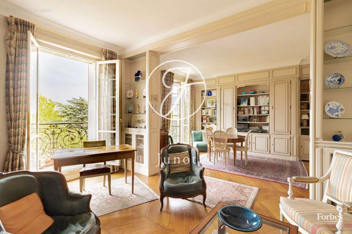 Paris 7e - HÔTEL DES INVALIDES - Appartement - 64,90m² Carrez - 65,76m² au sol - 1 chambre - Balcon - Vue dégagée sur le dôme de - photo 2