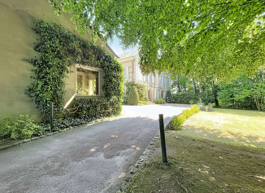 Superbe propriété avec deux maisons de caractère, dépendances et parc arboré de plus de 16 000 m² - photo 2