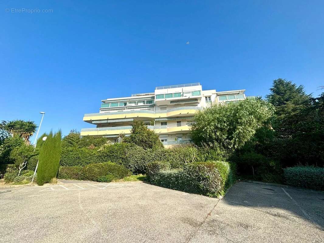 Appartement à SAINT-LAURENT-DU-VAR