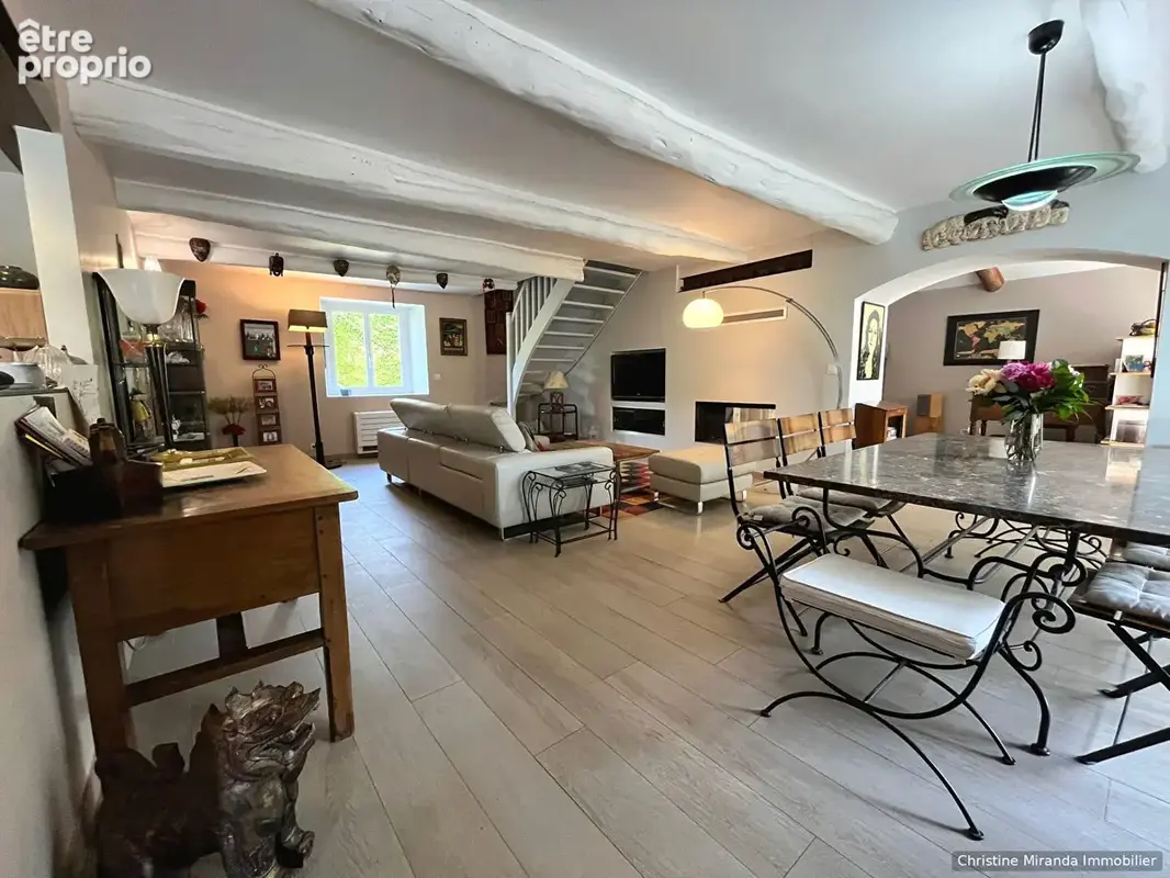 Ancienne ferme provençale de 170 m² avec piscine et dépendances sur 5 131 m² - photo 1