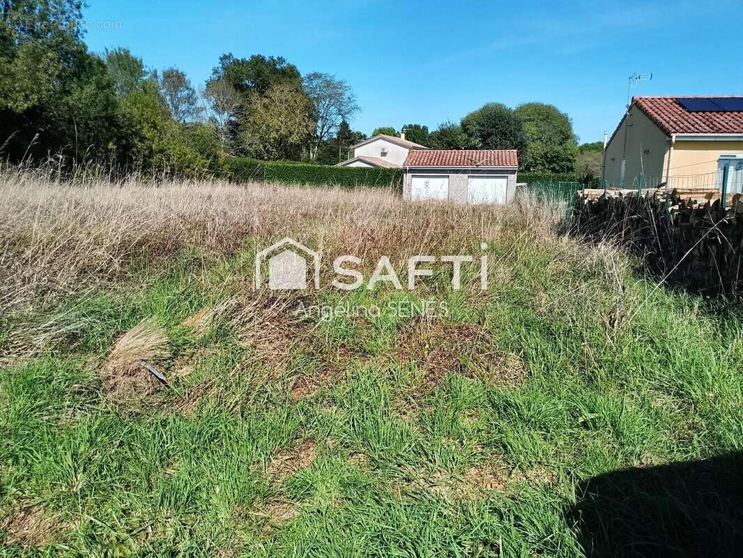 Photo 2 - Parking à SAINT-CAPRAIS-DE-BLAYE