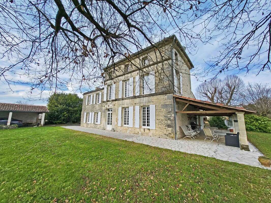 Élégante maison de maître charentaise avec grande piscine chauffée - photo 2