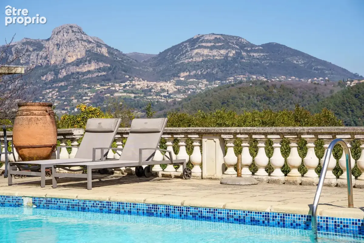 Villa d'Exception à Vence : Vue Spectaculaire, Calme Absolu et Proximité Idéale - photo 2
