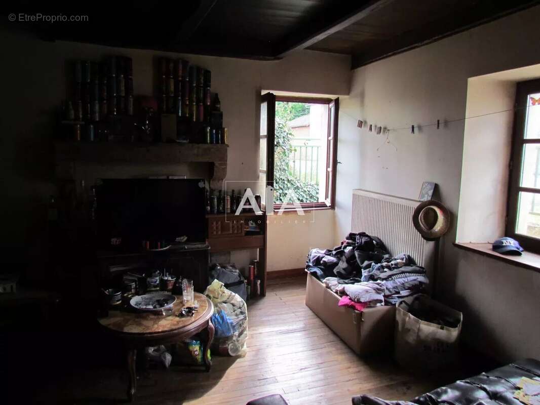 Maison à LES ADJOTS