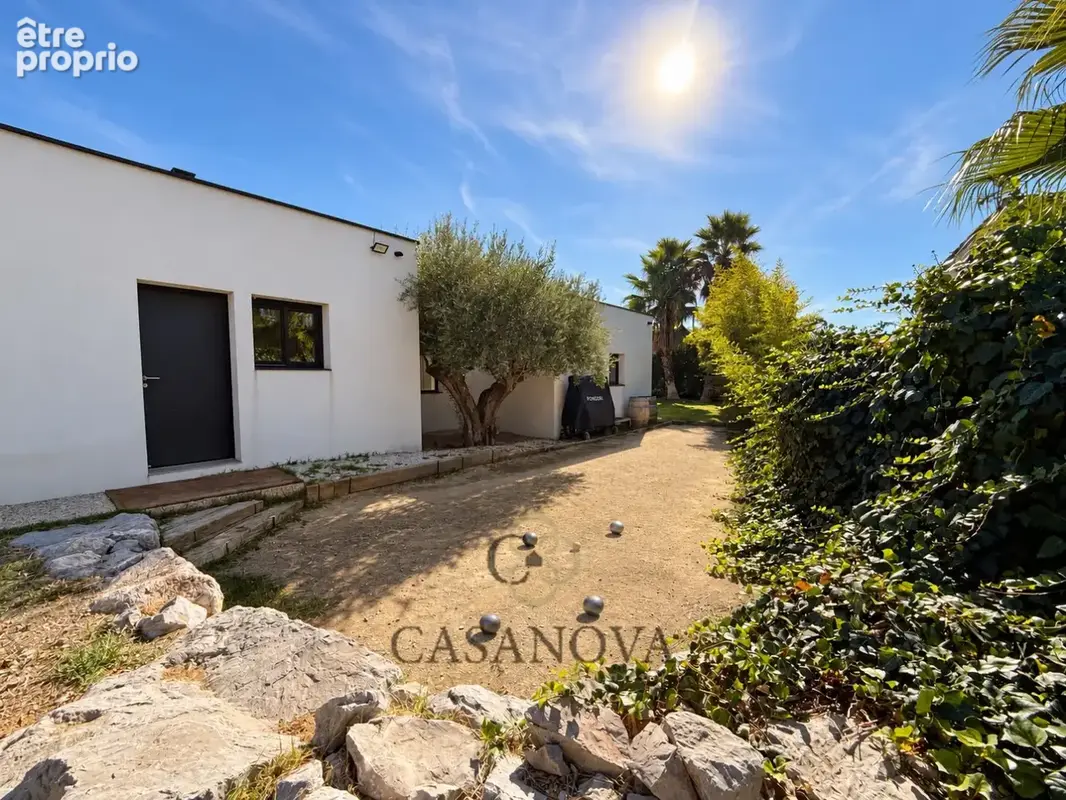 Villa contemporaine avec suite parentale sur piscine, dépendance et jardin paysager à Mireval - photo 22