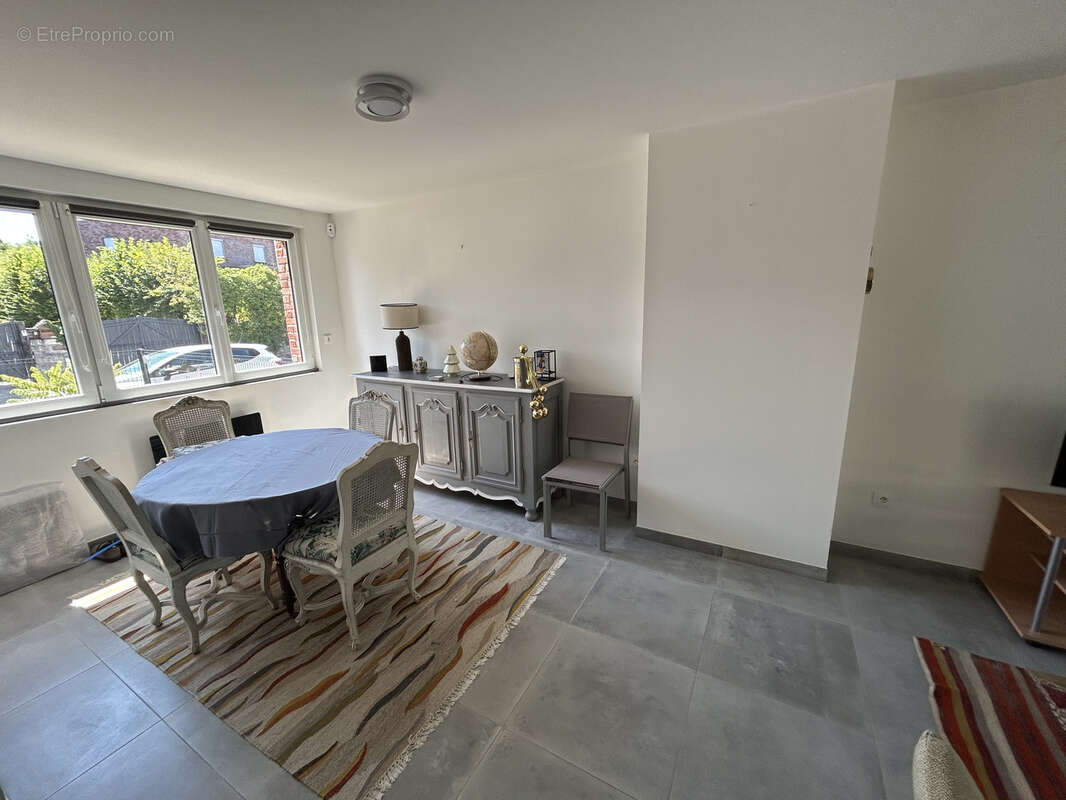 Maison semi individuelle entièrement rénovée avec gout, secteur calme et prisé ! - photo 6