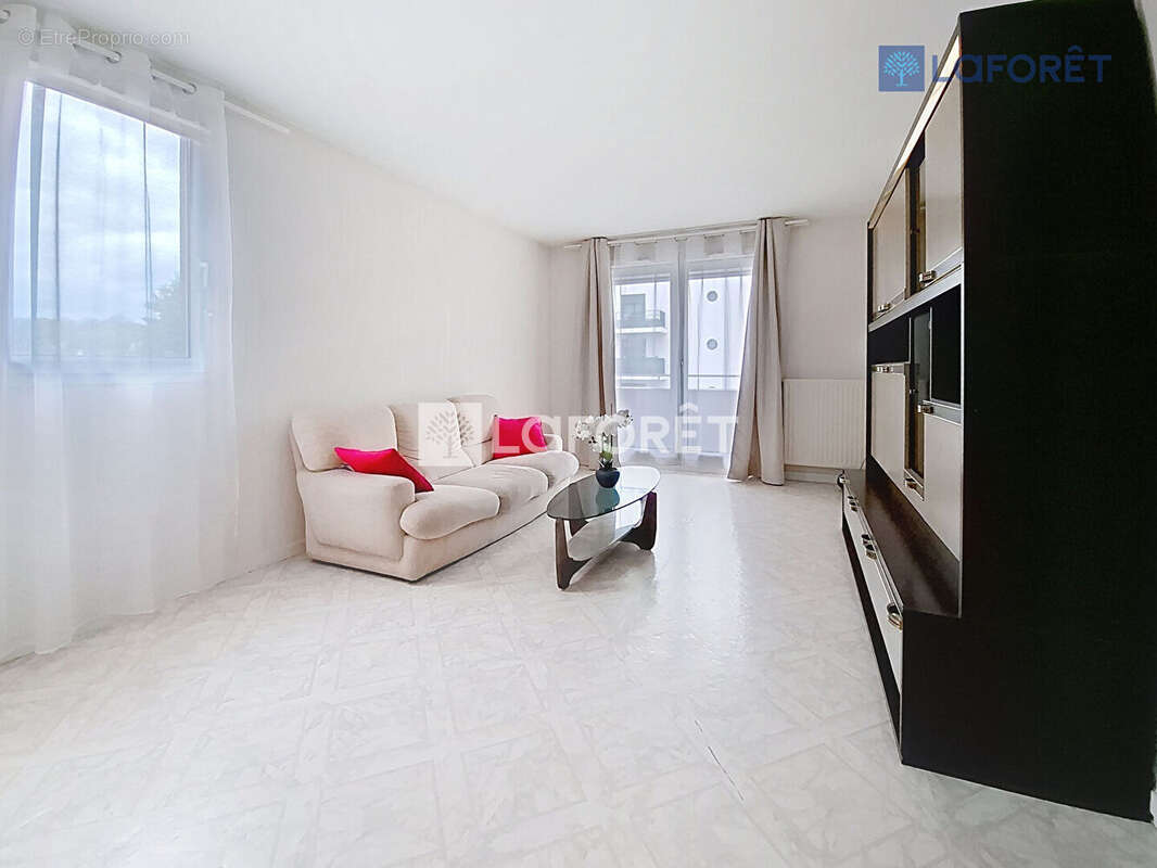 Appartement à SAINT-THIBAULT-DES-VIGNES