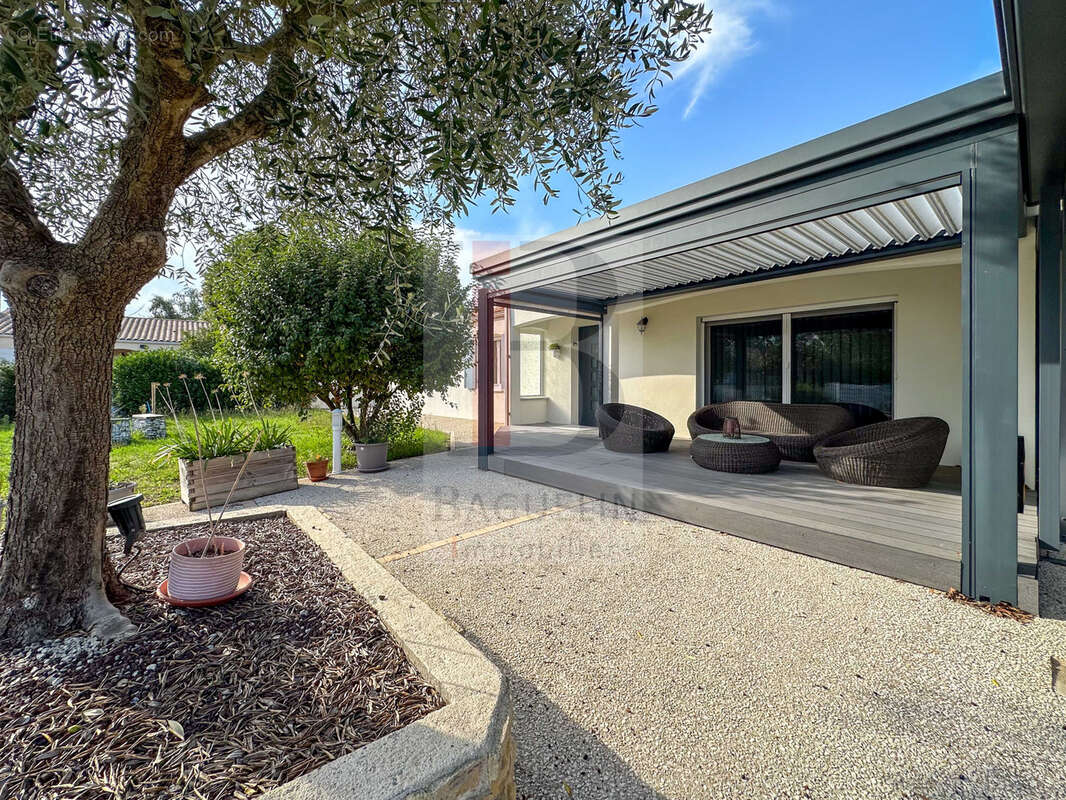 Maison à SAINT-LAURENT-DE-LA-PREE