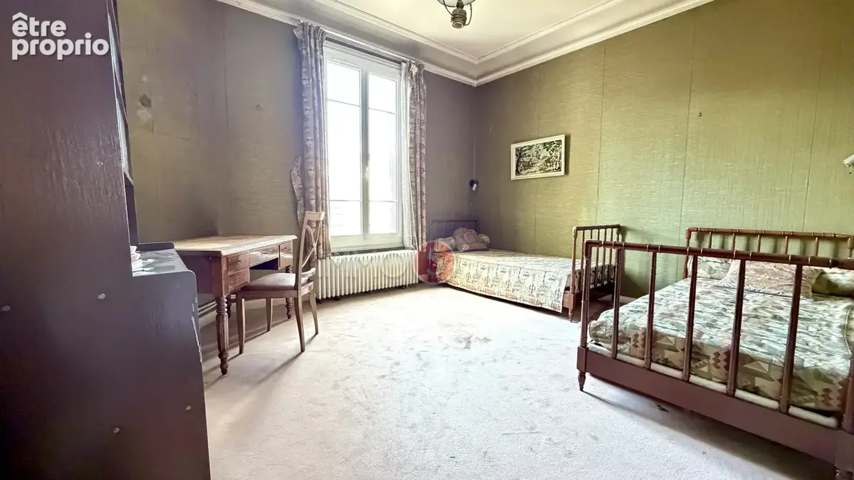 F5 haussmannien secteur mairie. Ascenseur, cave et box. - photo 13