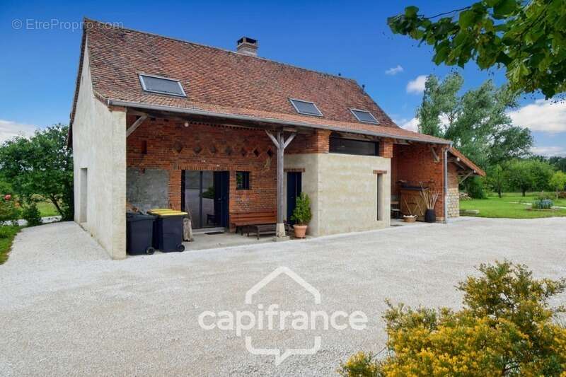 Propriété avec gîtes et chambres d’hôtes dans dépendances séparées et Maison bressane rénovée de 140 m² – Terrain 4374 m² –LOUHA - photo 38