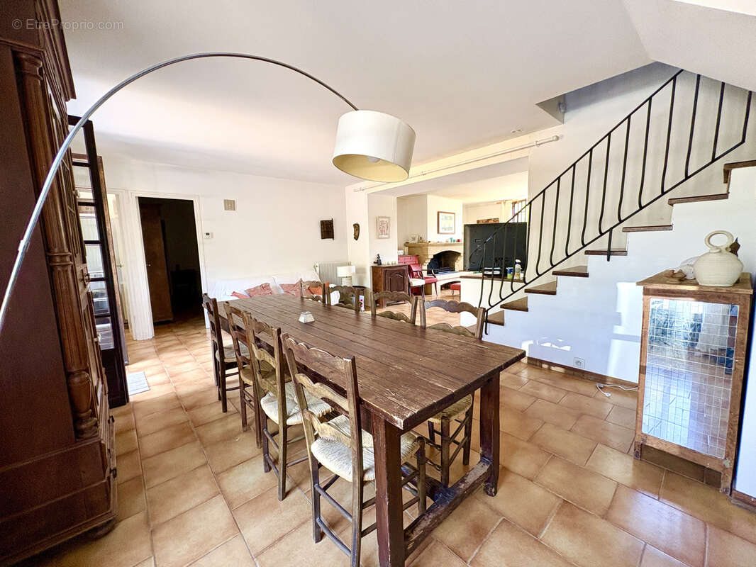 Propriété de caractère d'environ 185m2 sur près de 2 hectares avec piscine, tennis et maison indépendante - photo 5