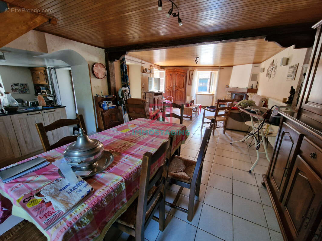 Maison à LAVAL-ROQUECEZIERE