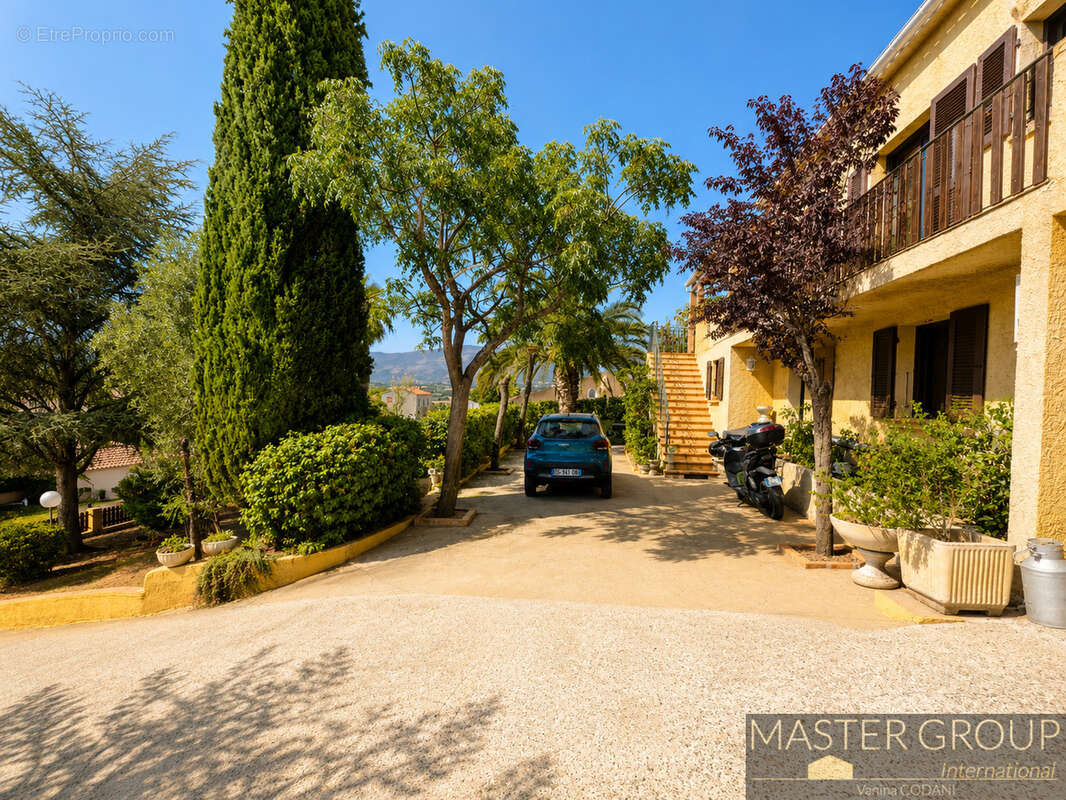 AJACCIO   Superbe villa de près de 200 m2 avec piscine, 6 chambres, deux appartements indépendants, garage et - photo 8