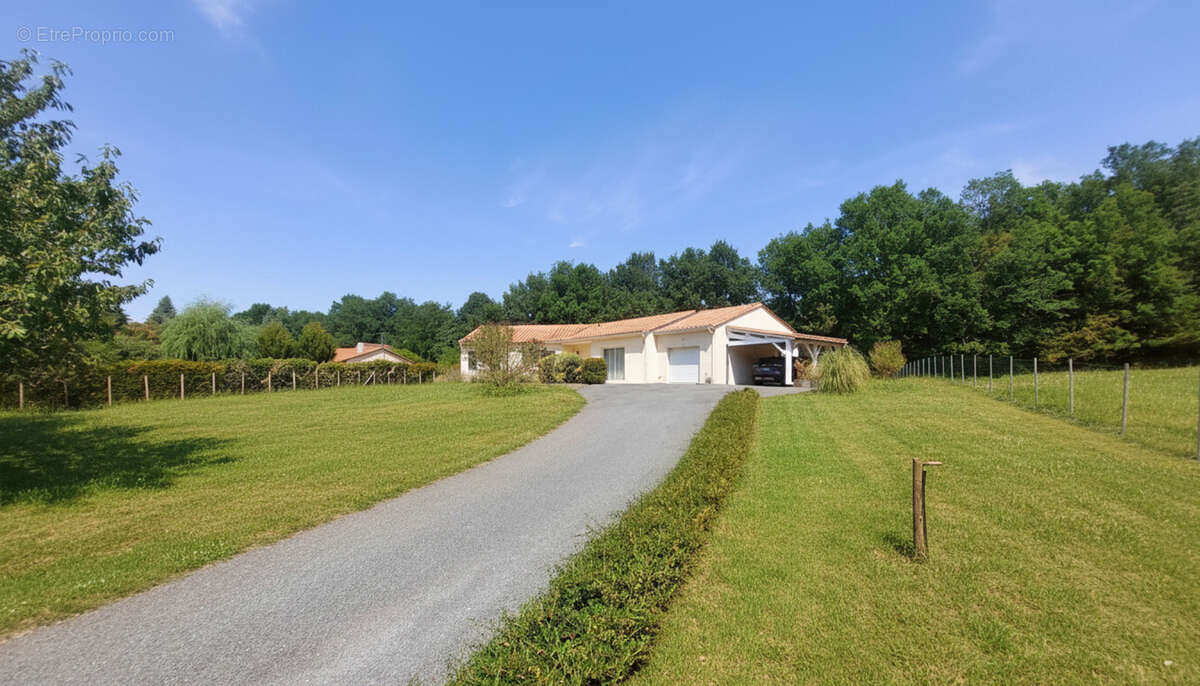 Maison 135m² au calme sans travaux, 4 chambres, garage et carport, terrain plat environ 2500m² à Meyrals - photo 10