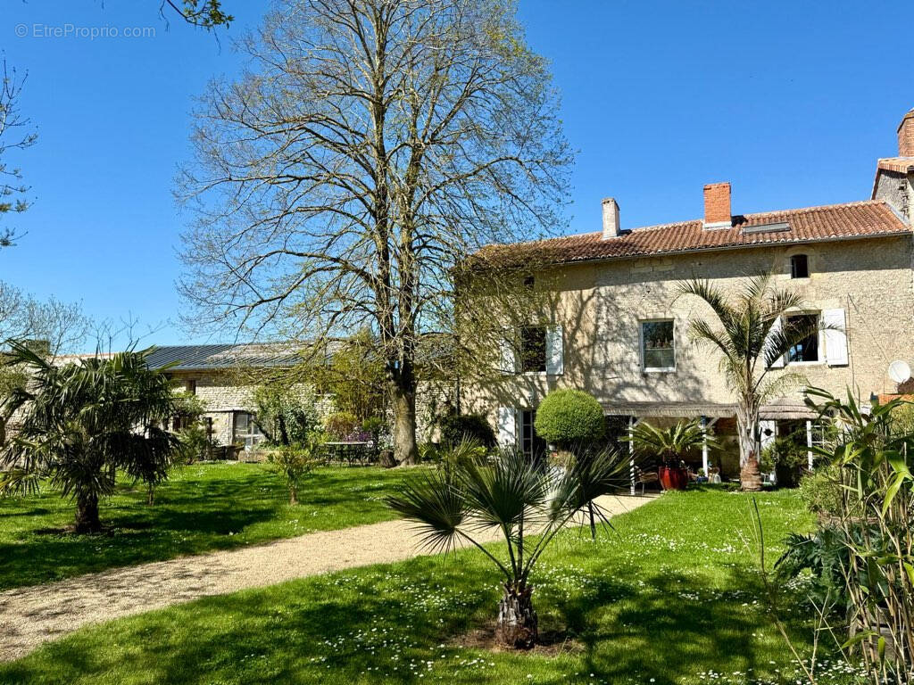 Autre à VOUZAILLES