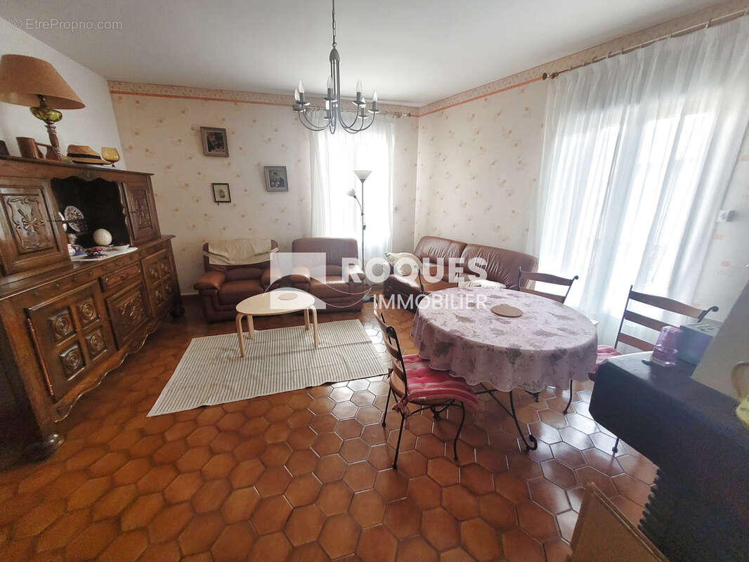 Au POUJOL SUR ORB , maison de village environ 150 m2 habitable divisé en 2 appartements, grand garage, et une - photo 5