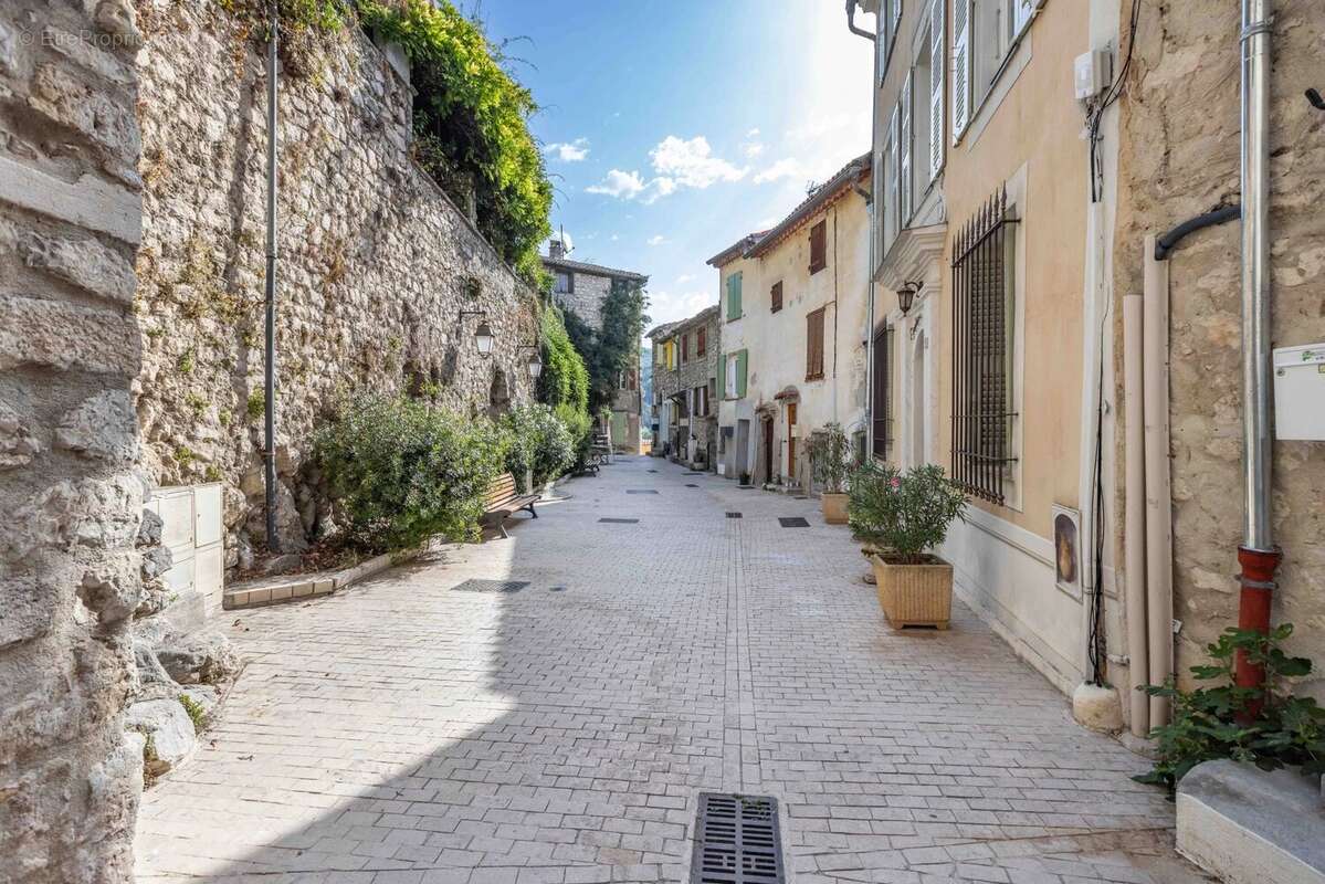 Maison de caractère 8P/ 354 m² – Vue panoramique / 6 suites / appartement 2P indépendant / terrain 1041 m² / 25 min de Nice - photo 2