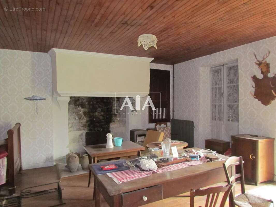 Maison à LES ADJOTS