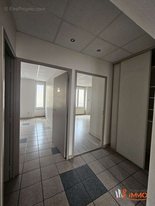Appartement 80 m² à Saint-Genest-Lerpt  - photo 7