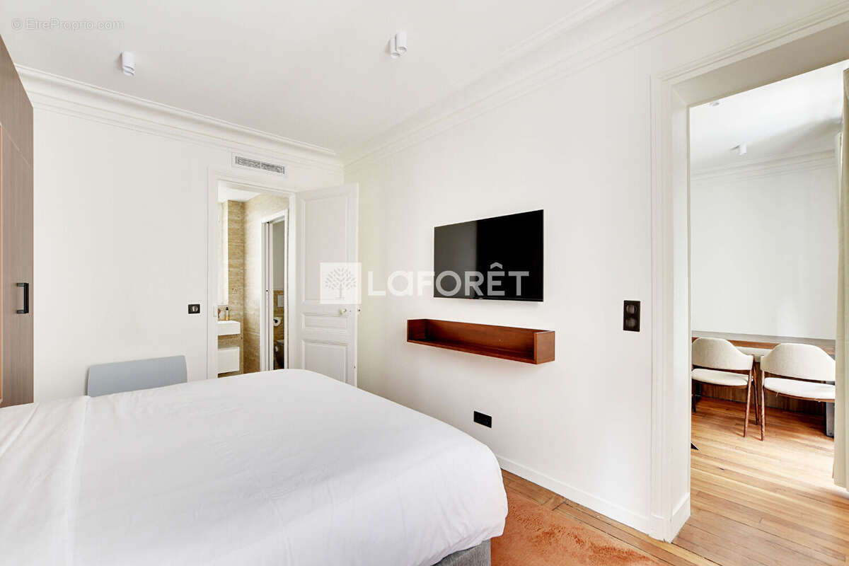 Superbe 2 pièces de 42 m² entièrement rénové, au pied du métro Vaugirard, immeuble ancien ! - photo 4