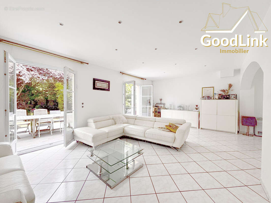 Maison 200 m² à Romainville  - photo 3