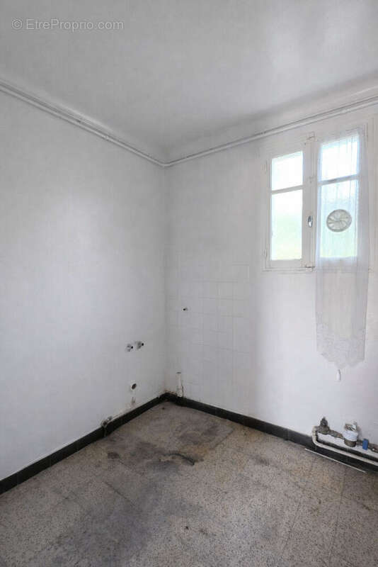 Cabannes, Maison de ville avec petite terrasse privative ( fenêtres, Peinture, Electricité refaite) - photo 6