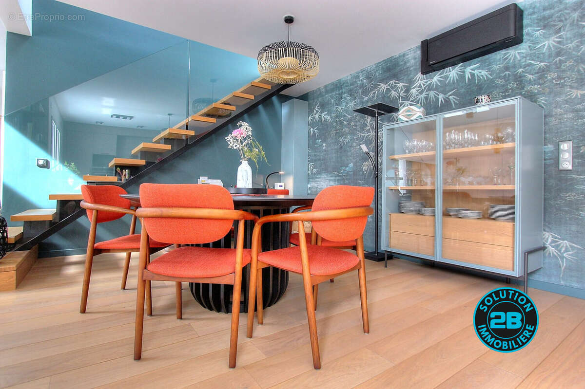 salle à manger - Appartement à CHALLES-LES-EAUX