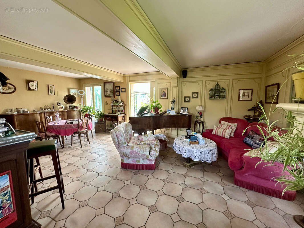 Belle propriété familiale de 220 m2 sur un terrain clos et paysager de 1 785 m2   Bellengreville - photo 10
