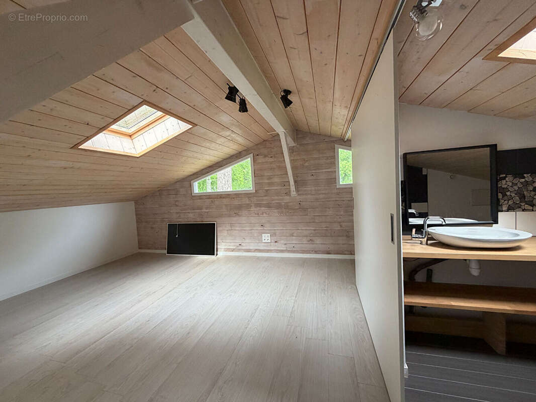 Le Haillan - Local / Bureau 220 m² - photo 9