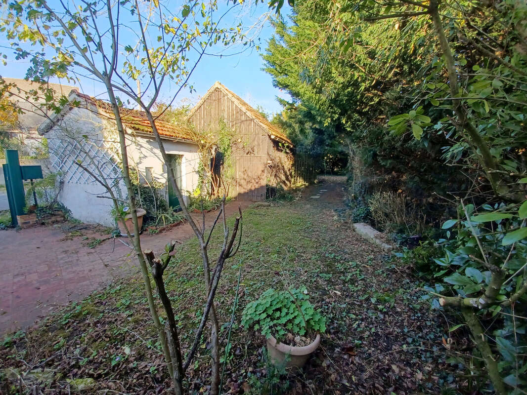 Maison ancienne indépendante, 123m2 hab, T7 avec terrain d'env 2758m2. - photo 9