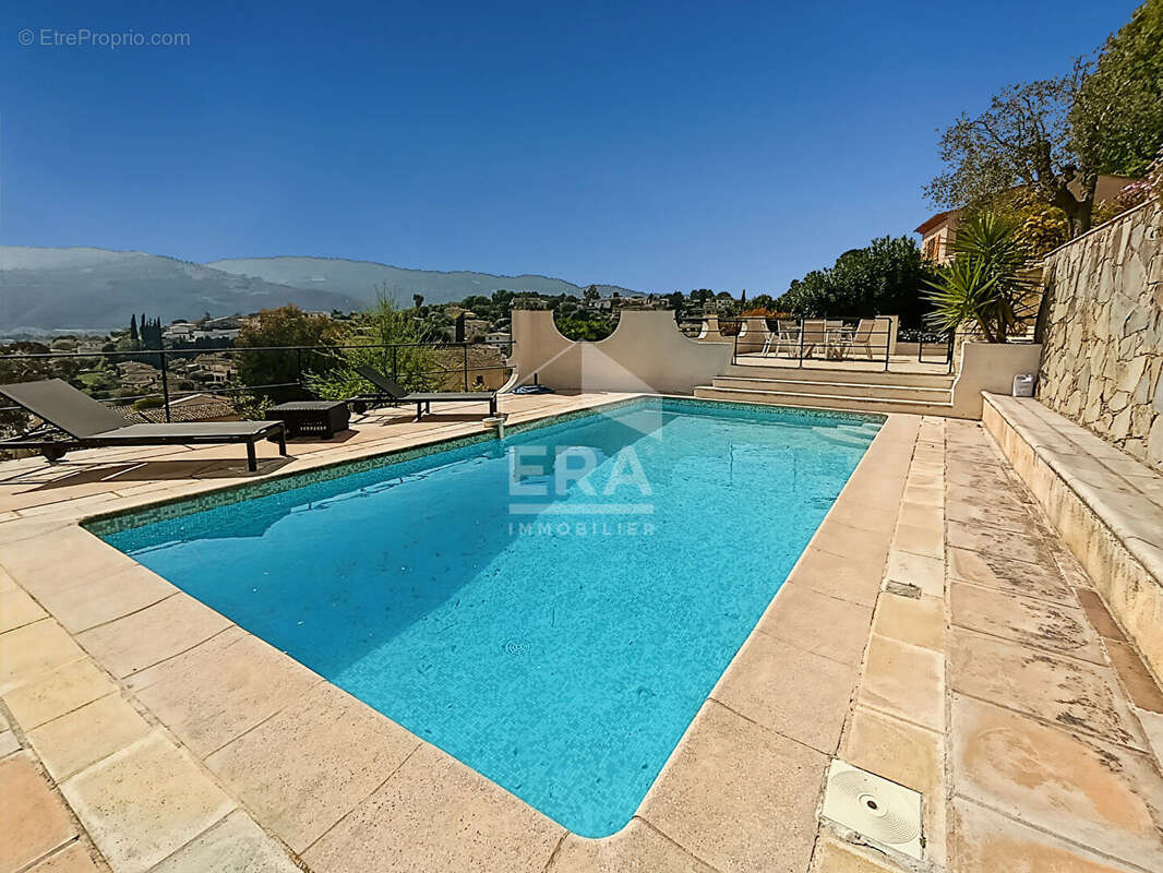 Maison à LA ROQUETTE-SUR-SIAGNE