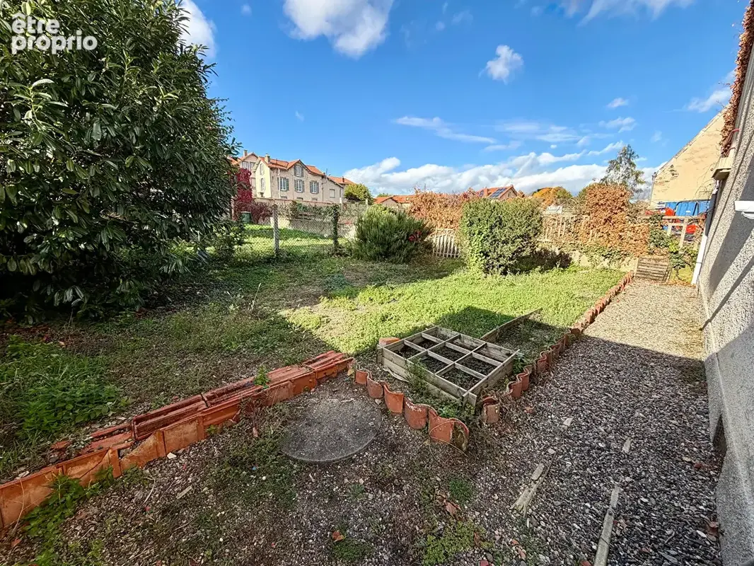 LES MARTRES DE VEYRE / Maison années 30 avec jardin à vendre ! - photo 4