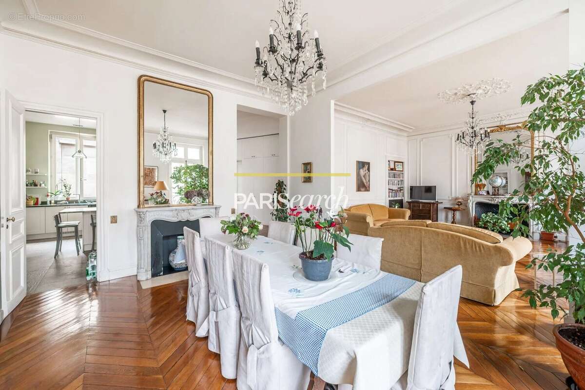 Appartement à PARIS-8E